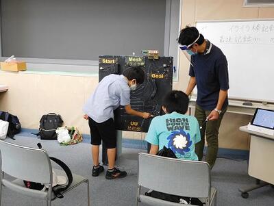 技術部の先生や学生たちの指導のもと、子どもたちは色々なものを作り上げていきました。の画像