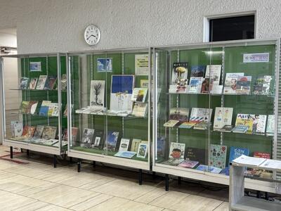 中央図書館１階ロビーの平和関連展示
